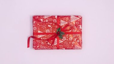 Kırmızı kurdeleli Noel hediyesi beyaz temalı. Hareketi durdur