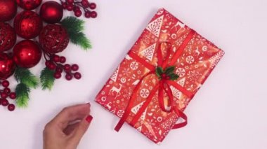 Noel hediyesini beyaz temalı Noel düzenlemesine koymuştu. Hareketi durdur