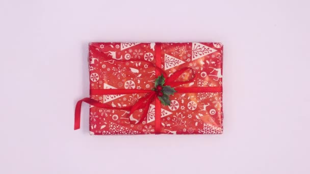 带有红丝带的圣诞礼物出现在白色的主题上 停止运动 — 图库视频影像