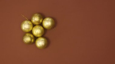 Altın Noel süslerinden yapılmış bir Noel düzenlemesi. Hareketi durdur 