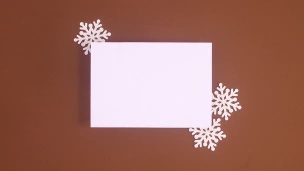 Ozdoby Świąteczne Pojawiają Się Jeden Drugim Wokół Kartki Papierowej Zatrzymać — Wideo stockowe