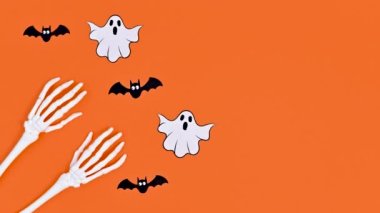 İskelet ellerde uçan hayaletler ve yarasalar. Cadılar Bayramı dur hareketi