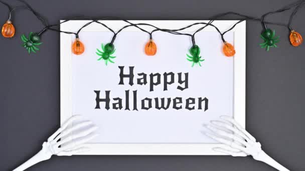 Blinkende Lichter Bord Skelett Händen Mit Happy Halloween Text Stop — Stockvideo