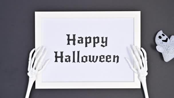 Mały Duch Podglądający Pokładzie Tekstem Happy Halloween Szkieletowych Rękach Zatrzymać — Wideo stockowe