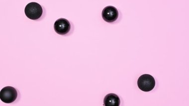 Geri ve pembe Noel süsleri pastel pembe temalı yazı için çerçeve oluşturuyor. Hareketi durdur