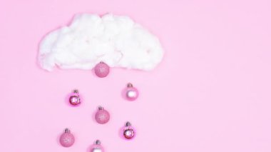Tatlı, yaratıcı, pembe Noel süsleri yağmur gibi yağmur gibi yağan pastel pembe temalı. Hareketi durdur