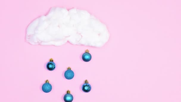 Cute Kreatywne Ozdoby Świąteczne Niebieski Spada Jak Deszcz Chmury Pastelowy — Wideo stockowe