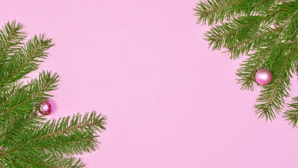 Julstoppsrörelse Tallgrenar Och Rosa Prydnader Med Pärlor Visas Pastellrosa Tema — Stockvideo