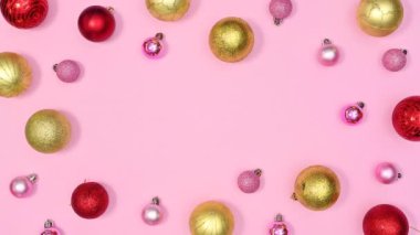 Altın kırmızısı ve pembe süslemelerden yapılmış Noel çerçevesi pastel pembe temalı hareket ediyor. Hareketi durdur