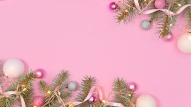 Çam ağacı, beyaz ve pembe süslemelerle güzel Noel düzenlemelerinde yanıp sönen ışıklar. Hareketi durdur