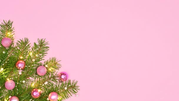 Blikající Světla Vánoční Aranžmá Borovými Větvemi Růžovými Ozdobami Zastavit Pohyb — Stock video