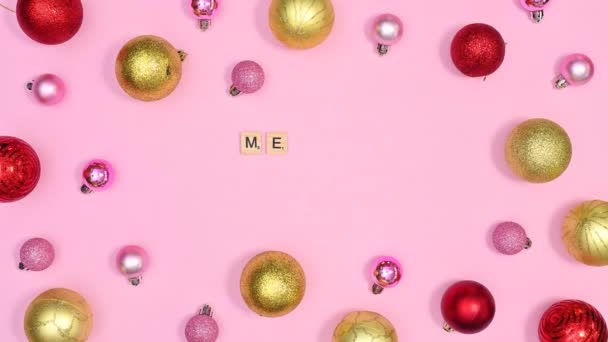圣诞佳句出现在红色 金色和粉色装饰品制成的框架内 停止运动 — 图库视频影像