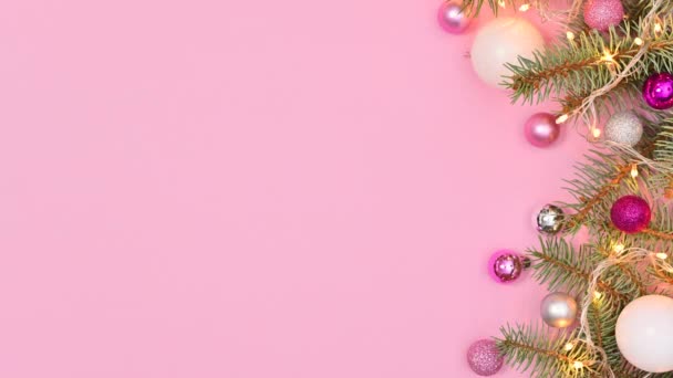 松の木と白とピンクの装飾で作られたパステルピンクのテーマの右側にクリスマスの配置に光を点滅させます 動くな — ストック動画
