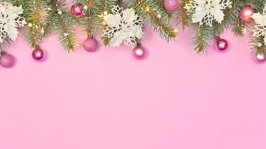 Çam dallarında pastel pembe ve beyaz süslemeli Noel çelengi. Hareketi durdur