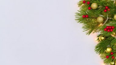 Sağ taraftaki Noel süsleri ve kutsal dutlarla yanıp sönen ışıklar. Hareketi durdur