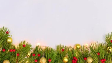 Noel süsleri ve beyaz temalı kutsal dutlarla Noel çelengi üzerinde yanıp sönen ışıklar. Hareketi durdur