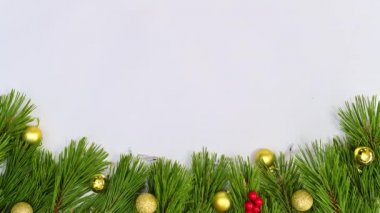Altın süslemeli ve kutsal meyveli Noel çelengi beyaz temanın altında belirir. Hareketi durdur