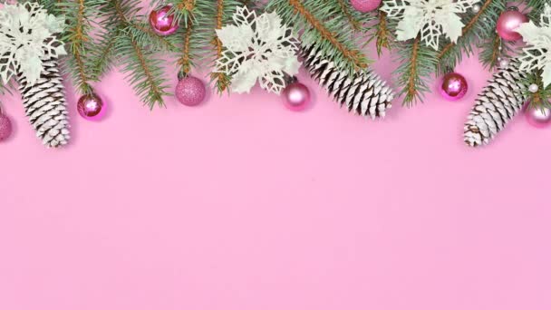 Kerst Slinger Met Kerst Ornamenten Verschijnen Top Van Pastel Roze — Stockvideo