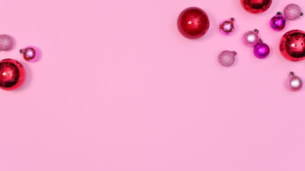Minimaal Kerstarrangement Van Rode Roze Kerstballen Verschijnen Pastel Roze Thema — Stockvideo