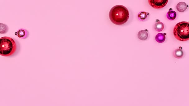 以粉红粉红粉红为主题的红色和粉色圣诞球的最小圣诞安排 停止运动 — 图库视频影像