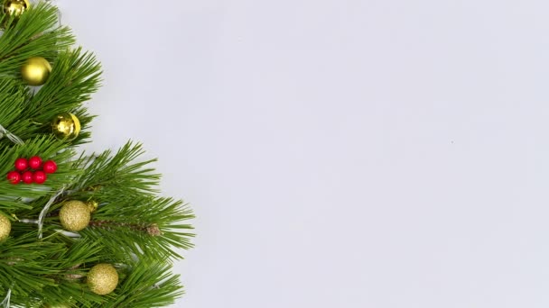 Grinalda Natal Com Bagas Azevinho Ornamentos Ouro Aparecem Lado Esquerdo — Vídeo de Stock