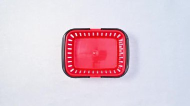 Farklı Noel süsleri ve dekorasyonlarla dolu bir alışveriş sepeti. Hareketi durdur