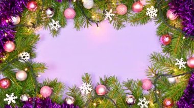 Çam dallarında yanıp sönen ışıklar ve mor temalı pembe süslemeler olan dekoratif bir Noel çerçevesi. Hareketi durdur
