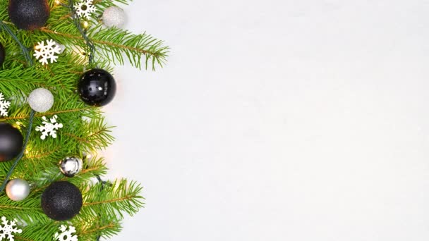 白いテーマの左側に雪の結晶とシルバーブラック装飾クリスマスガーランド上の点滅ライト 動くな — ストック動画