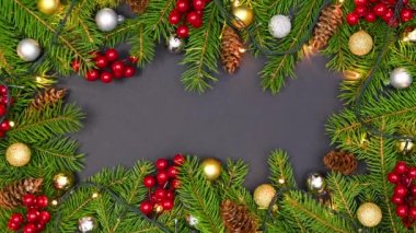 Doğal Noel çerçevesinde yanıp sönen ışıklar çam dalları, kutsal çam kozalakları ve yanıp sönen ışıklar. Hareketi durdur