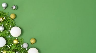 Yeşil temalı doğal çam dalları üzerine modern Noel altın sarısı süsleme. Hareketi durdur