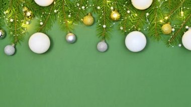 Yeni yılın doğal çelenklerinde gümüş altın sarısı beyaz süslemelerle yanıp sönen ışıklar. Hareketi durdur