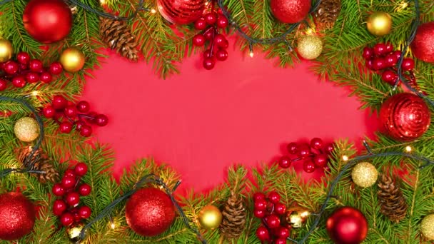 Золотая Красная Рождественская Рамка Натуральными Сосновыми Ветвями Золотыми Красными Орнаментами — стоковое видео