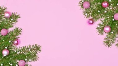 Pembe temalı doğal çam dalları üzerine pembe süslemelerle romantik pembe Noel düzenlemeleri. Hareketi durdur