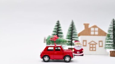 Kırmızı araba Santa Clouse 'u ve Noel ağacını sürüyor. Noel sahnesi durdurma hareketi