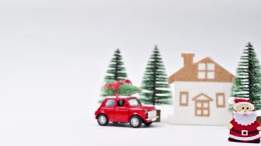 Noel sahnesinde Santa Clouse evin, arabanın ve Noel ağaçlarının önünden geçiyor. Hareketi durdur
