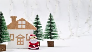 Arkasında yanıp sönen ışıklar olan bir Noel sahnesi. Hareketi durdur