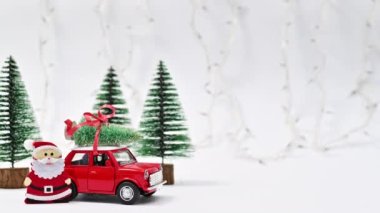 Noel sahnesinde yanıp sönen ışıklar ve beyaz arka planda Santa Clouse. Hareketi durdur