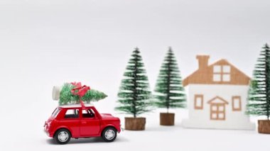 Çatıda Noel ağacı olan klasik bir araba Noel ağacını getirmek için hızla gidiyor. Hareketi durdur