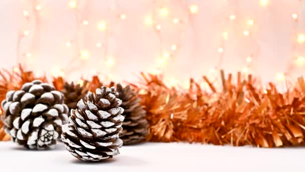 Escena Navidad Sobre Fondo Blanco Conos Con Decoraciones Navideñas Naranjas — Vídeos de Stock