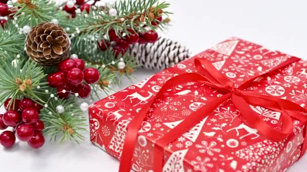 Rood Cadeau Voor Kerstmis Verschijnen Naast Fir Arrangement Wit Thema — Stockvideo