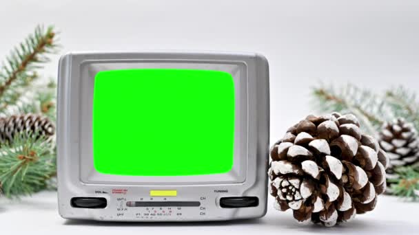 Pequeño Televisor Vintage Con Pantalla Verde Sobre Fondo Blanco Decorado — Vídeo de stock