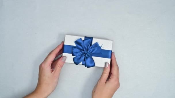 Natale Regalo Argento Con Nastro Blu Scuro Mettendo Sul Tema — Video Stock