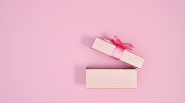 Pastel pembe kurdeleli hediye. Pastel pembe temalı. Hareketi durdur