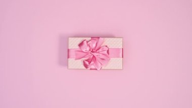 Pastel pembe hediye, pembe kurdeleli, pastel pembe temalı. Hareketi durdur