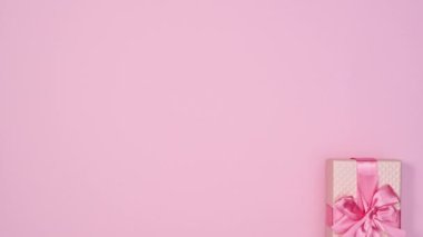 Pastel pembe hediye ve pastel pembe temalı kurdele. Hareketi durdur