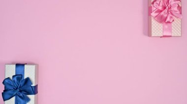 Gümüş ve pembe hediyeler pastel pembe temayı aktarıyor ve birbirlerini değiştiriyorlar. Hareketi durdur