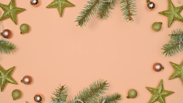 Декоративна Різдвяна Рамка Ялинових Гілок Золотих Зірок Маленьких Прикрас Блимаючими — стокове відео