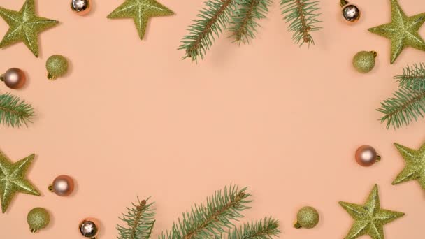 성탄절 전나무 장식품들이 나타나 파스텔 오렌지색 주제에 골조를 그린다 — 비디오
