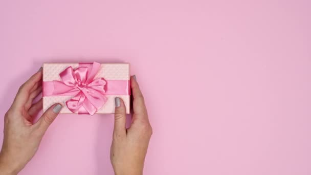 Ponha Mãos Tome Presente Rosa Pastel Com Fita Tema Rosa — Vídeo de Stock