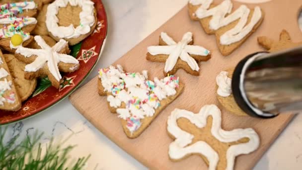 Dekorowanie Świąteczne Pierniki Ciasteczka Białą Śmietaną Zamknij Przygotowania Świąteczne Słodycze — Wideo stockowe